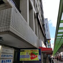 北側の通りから見たホテル