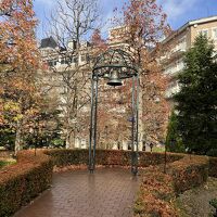 チャペルから見ると貴族の館風