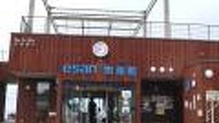 海沿いにあるキャンプ場の目の前にある道の駅