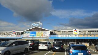 飲食店とお土産店が並ぶ