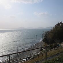 展望広場から見る博多湾の景色。黄砂で霞んでいました。