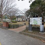 高橋市長の功績を記念した公園、維新の立役者の像も設置されています