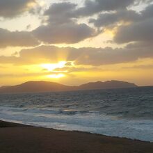 ホテル前から見た夕日の海岸