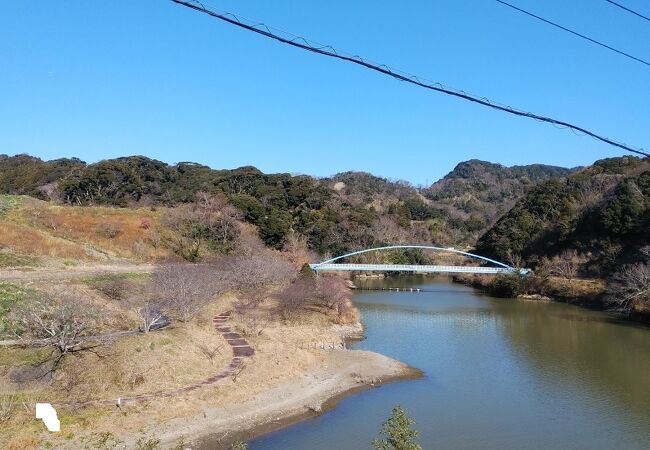 周囲２．４キロで手軽に散策も楽しめるダム湖