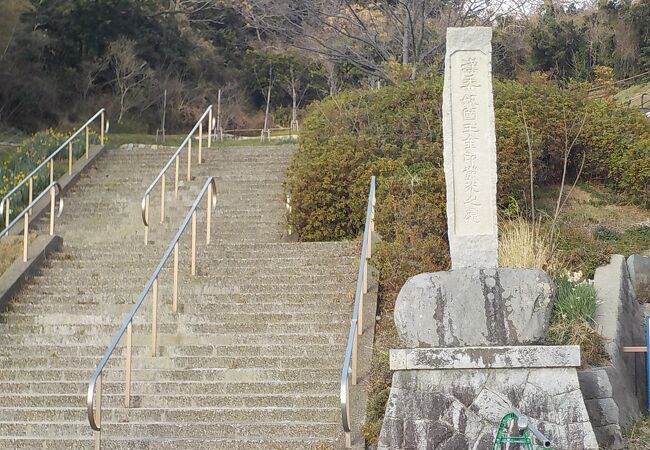 博多湾に面する南側の斜面にできた金印公園です。ここで漢委奴國王の金印が見つかったとされています。