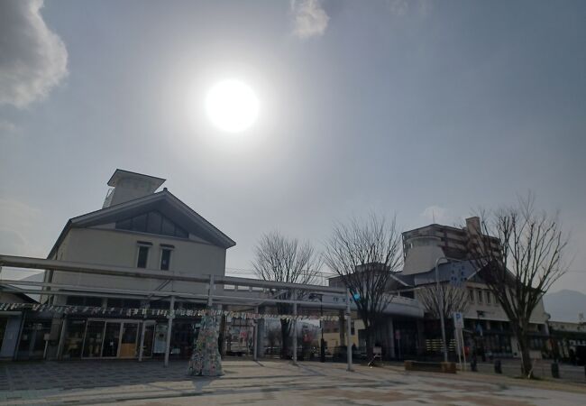 ペットボトルがぶら下がる飾り