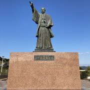 高島にある岩崎弥太郎像。
