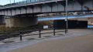 岐阜市の交通の要衝として機能する橋