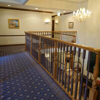 部屋に戻る際もドラマに使えそうな廊下を行きます