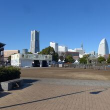 赤レンガ倉庫とみなとみらい方面の高層ビル