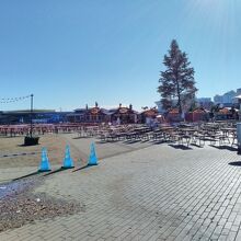 クリスマスマーケットのクリスマスツリーとイベント広場