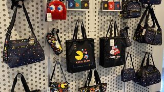 カジュアルバッグが人気のホノルルに数店舗あるうちの一つ。