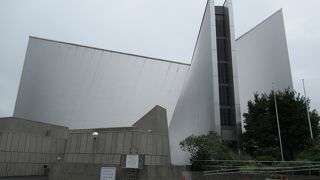 アートで巨大な教会