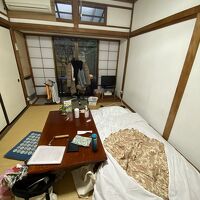 お部屋はワーケーションできる机も