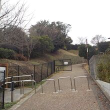 名島城址にはこの坂道を上がっていきます。