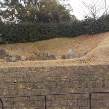 名島城の遺構としてわずかに残っている石垣です。
