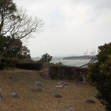 名島城の建物跡の礎石。香椎浜のコンテナふ頭が見えます。