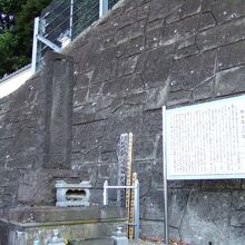 本堂に向かって左手の奥にあります