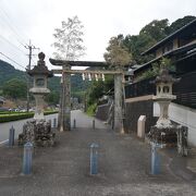 歩道にポツンとある鳥居