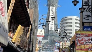 通天閣の眼下に広がる繁華街です