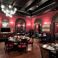 内装が重厚で美しいミシュラン掲載のレストランもありました。