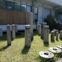 外にある灯篭などの石の展示