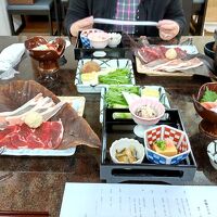 メインの巻狩鍋を中心に十分な料理が並びます