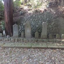 鎌倉時代の古い石碑。