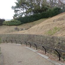 坂道を上がっていくと名島城の石垣が少し残っています。