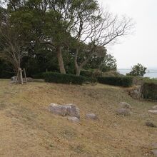 本丸址付近には建物の礎石らしいものがあります。