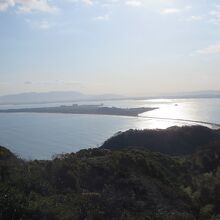 海の中道が見えます。志賀島は陸繋島だとよく分かります。