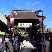 山門　参道には草だんご屋が並んでいます