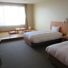 部屋はベッド以外にも5畳くらいの畳スペースがあります。