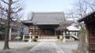 寺院前に看板が。