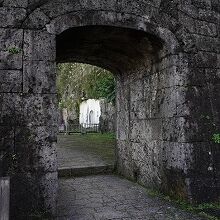 浦添ちょうどれの入り口のアーチ