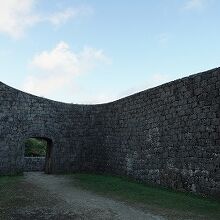 曲線を生かした石垣で囲まれています