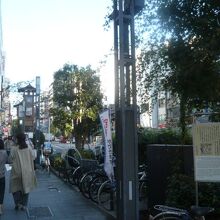 日本橋の人形町通りに、蛎殻銀座跡の解説板が立てられています。