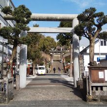 最初に見える鳥居と石段です。