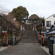 石段への鳥居です。