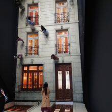 レアンドロ・エルリッヒ「建物−ブエノスアイレス」