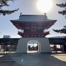 逆光ですが海が見える　安徳天皇と平家を弔うのに最適な場所です