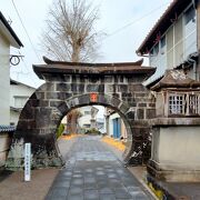 山鹿町で一番古いお寺の金剛乗寺には石造りの円形の門があります