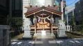 若者がゲームを楽しんでいました