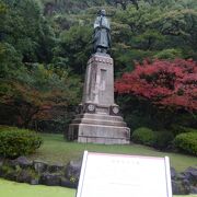 照国神社のすぐ隣