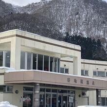 函館山を背にして建つ