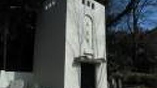 塔の両脇には名馬の墓石、知っている馬名を見つけてちょっと驚き