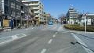 通り沿いにスポーツ施設が続きます