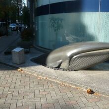 鯨と海と人形町のモニュメントです。人形町小学校への道路の傍