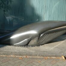 鯨と海と人形町のモニュメントの主役である鯨です。大きいです。