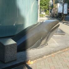 鯨の頭の方向は、人形町通りに向いています。人形との繋がりです